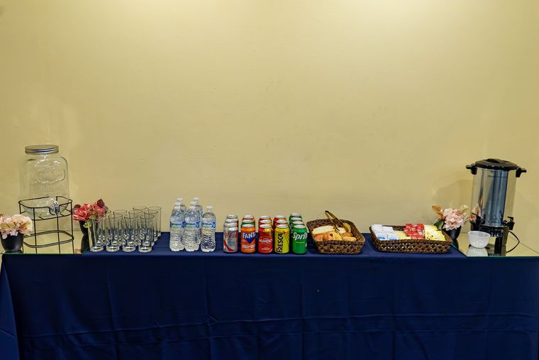 Mesa de coffee break con bebidas y pan