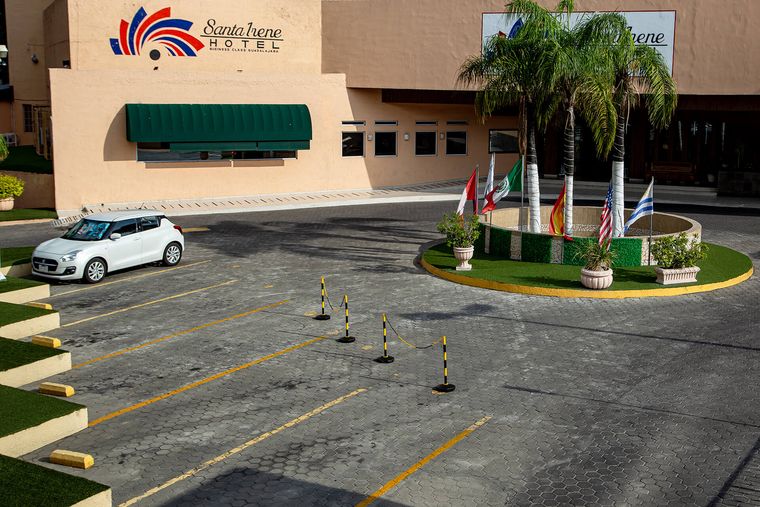Acceso principal del hotel con estacionamiento