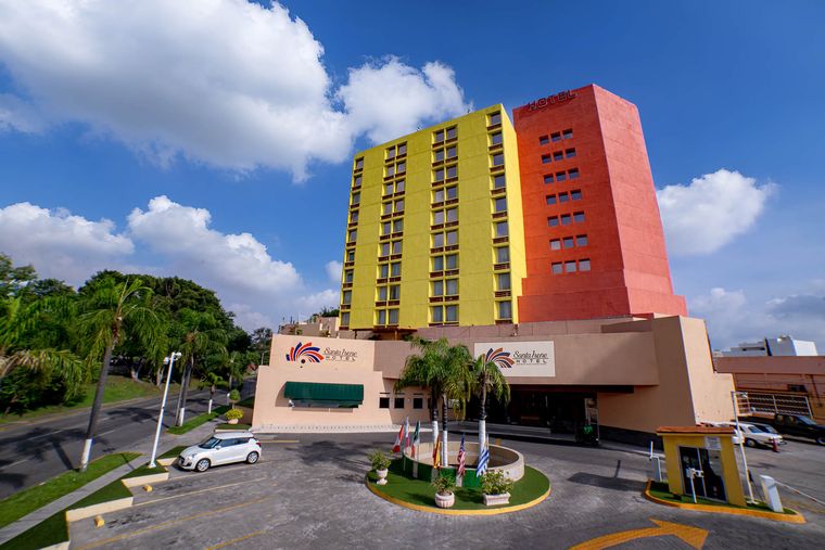 Fachada del Hotel Santa Irene sobre Avenida Lázaro Cárdenas