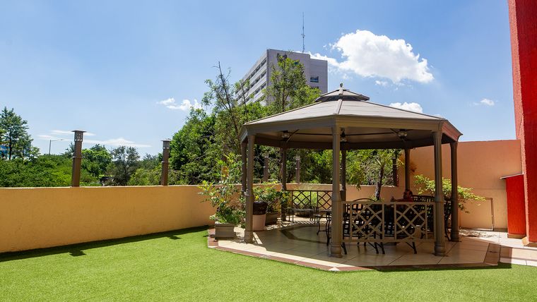 Gazebo y terraza ajardinada del hotel