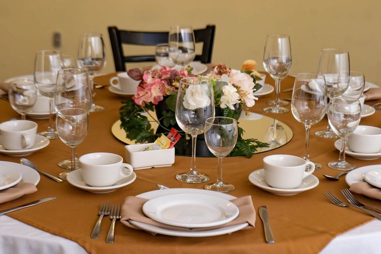 Mesa montada con cristalería y centro de flores