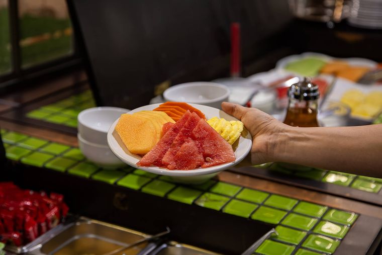 Plato con melón, papaya, sandía y piña del buffet