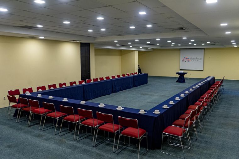 Salón montado en herradura para 40 personas