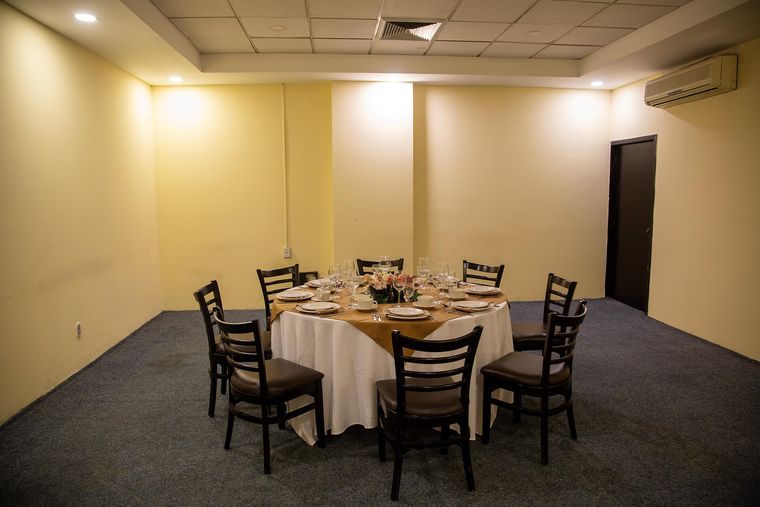 Salón privado con mesa redonda para grupos pequeños
